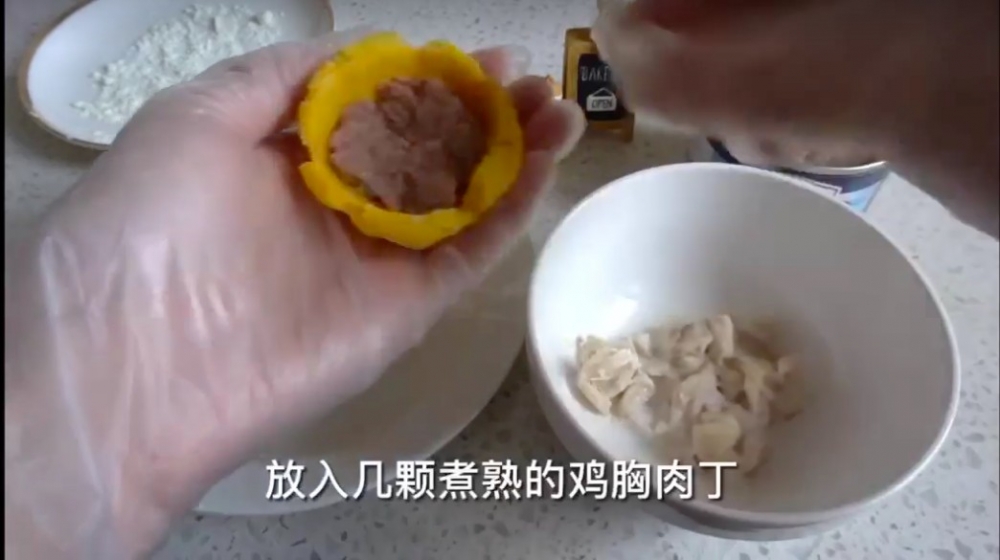 手作貓咪月餅,成團的蛋黃麵衣放入貓罐頭和煮熟的雞肉丁當內餡
