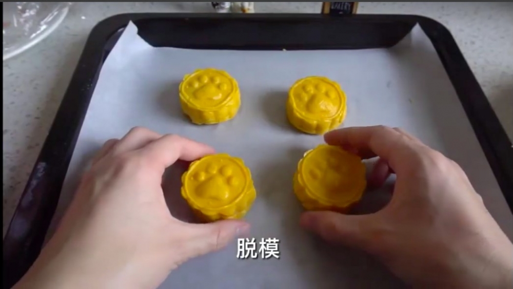 貓月餅脫模,放入烤箱