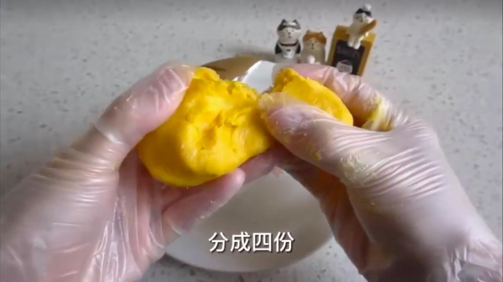 手作貓咪月餅,將蛋黃混羊奶粉拌勻