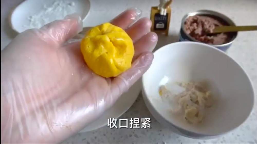 將成團的貓咪月餅收口捏緊