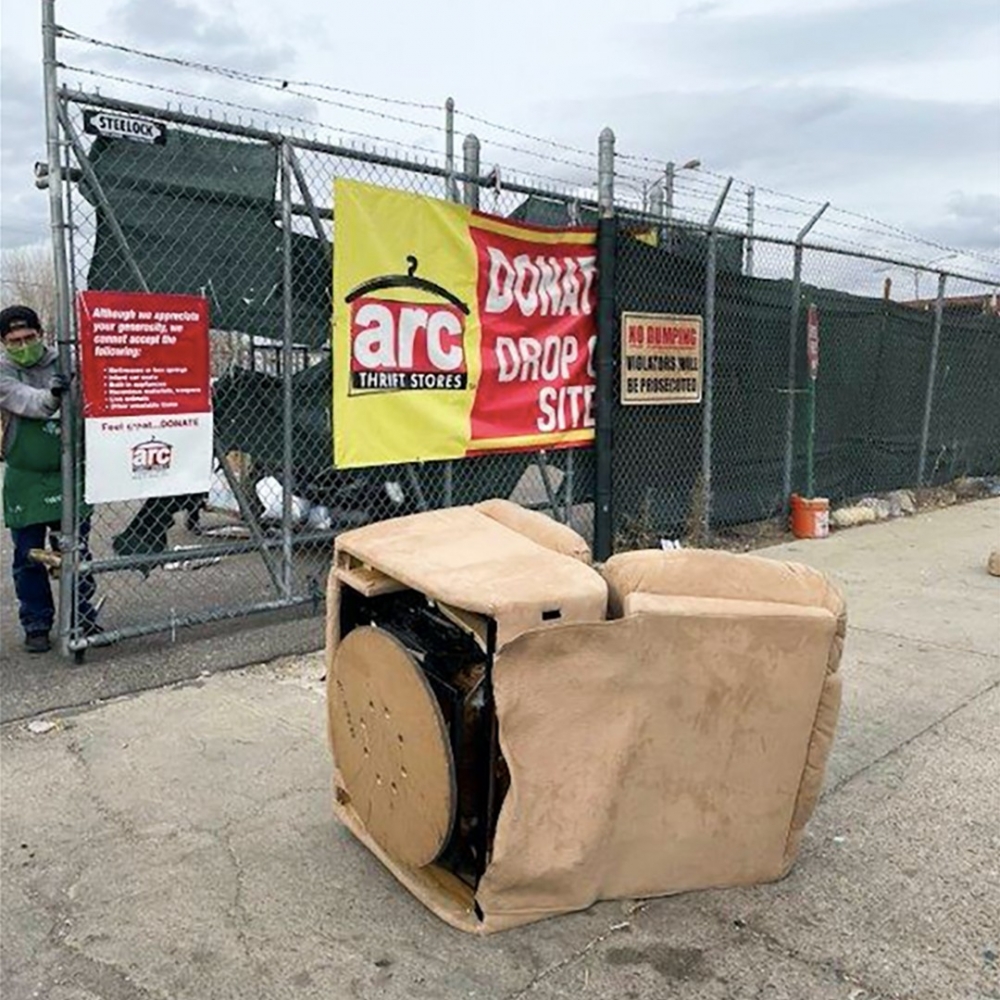 被丟棄的沙發，裡面有貓咪嗎？