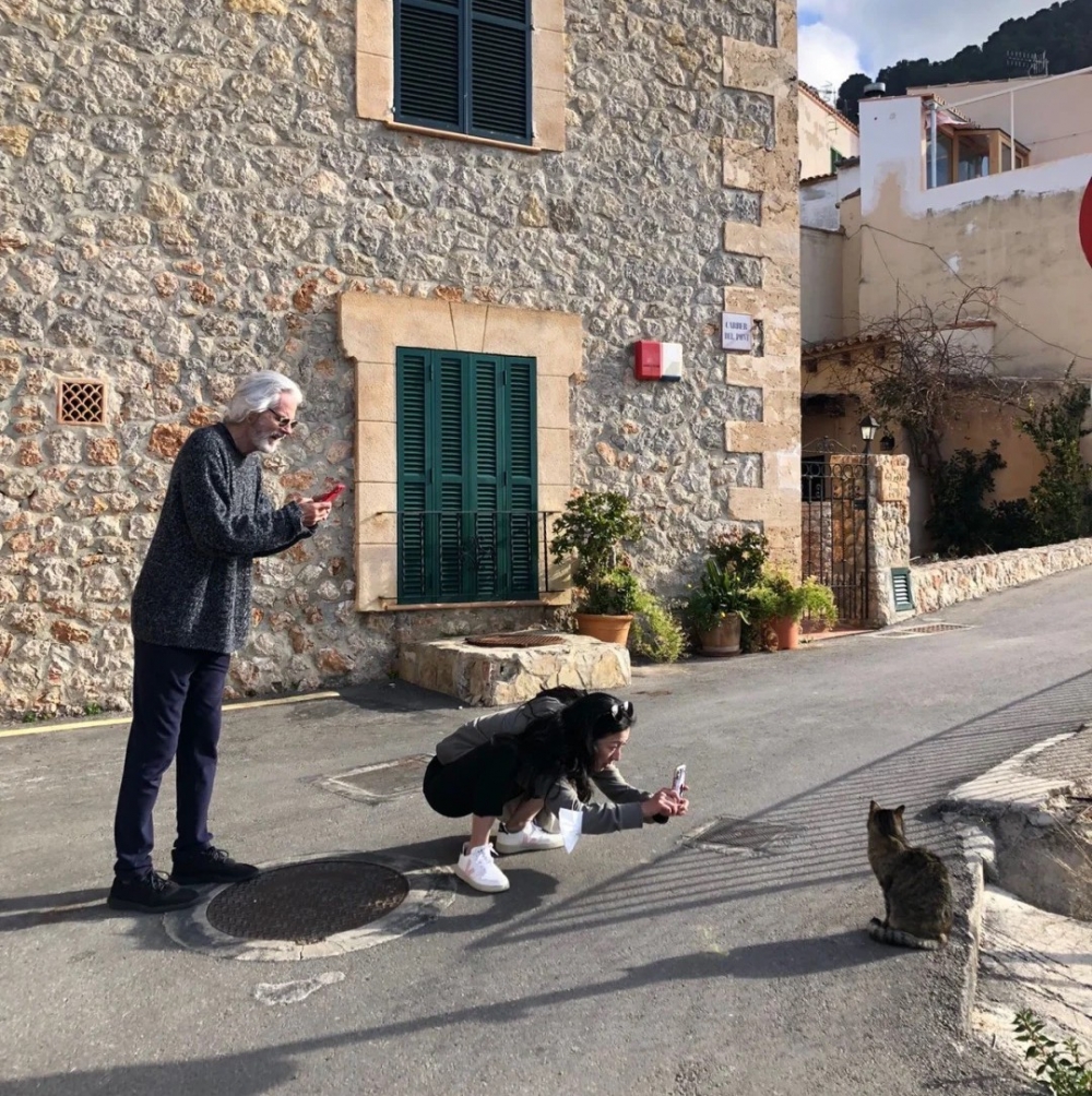 喵：「你後面也有人噢！」