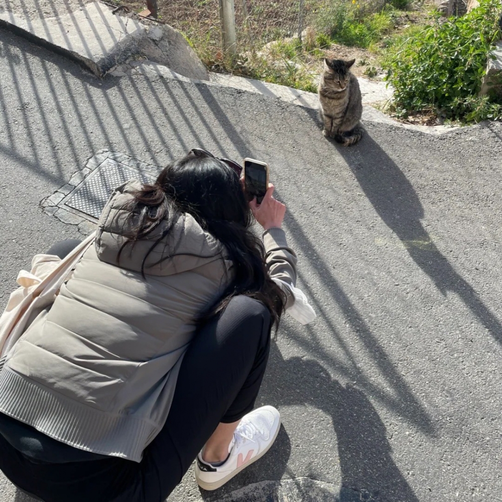 喵：「你後面有人噢～」