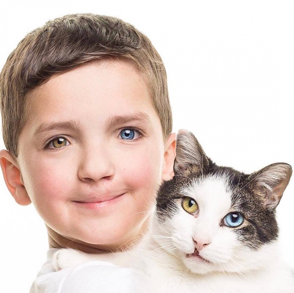 相同的裂唇和異瞳