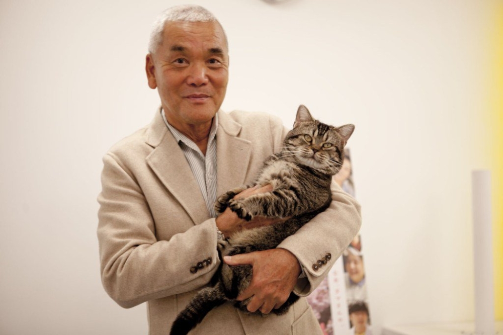 導演「岩合光昭」與貓咪「培根」