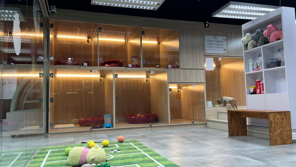 每間房間均設獨立照明系統，並安裝24小時閉路電視監察狗狗狀況。