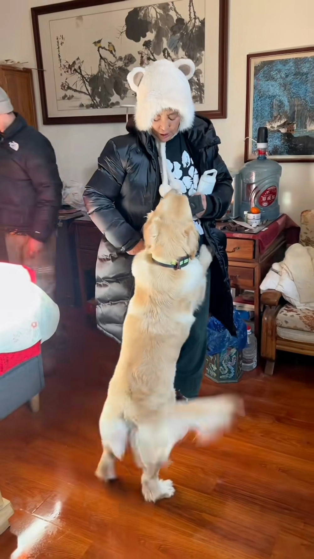 內地女星李勤勤在社交平台分享跟狗狗玩耍的影片，並透露其中一隻狗狗就是「周墩墩」！