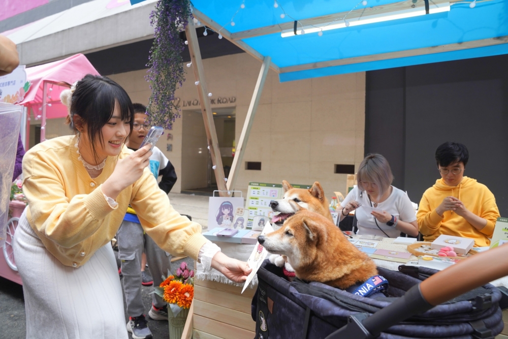 D2 Place歡迎主人帶同寵物到訪，不過就禁止寵物落地。