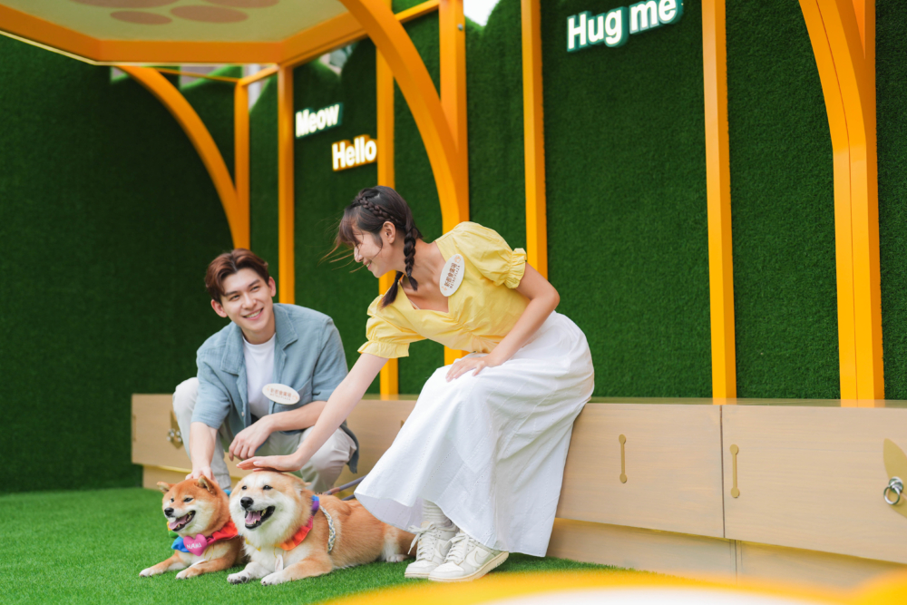 「休憩區」則擁有氛圍感爆棚的Glamping帳篷及遮蔭長椅，讓愛寵和主人齊齊叉電。