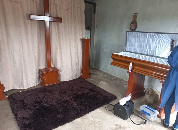 Bumer從儀式開始至結束,始終守在棺木旁,未曾離開一步~