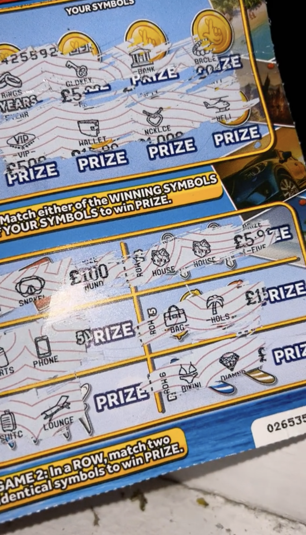 下半部分則刮出兩個相同的房屋圖案，額外多中了5英鎊