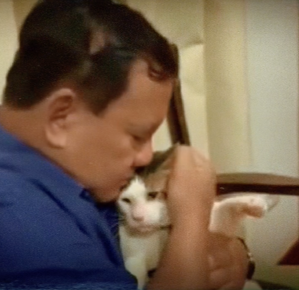 印尼第八任新任總統普拉博沃在私下生活中是一位溫柔的「貓奴」