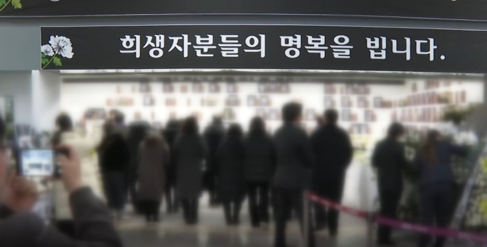 布丁被動保人員帶去靈堂現場。