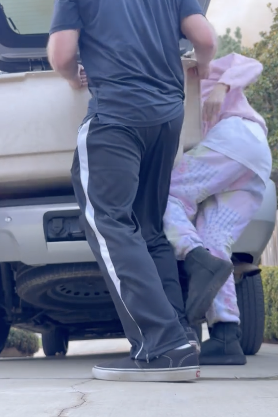 女子與家人一起吧Tiptoe抬上車。