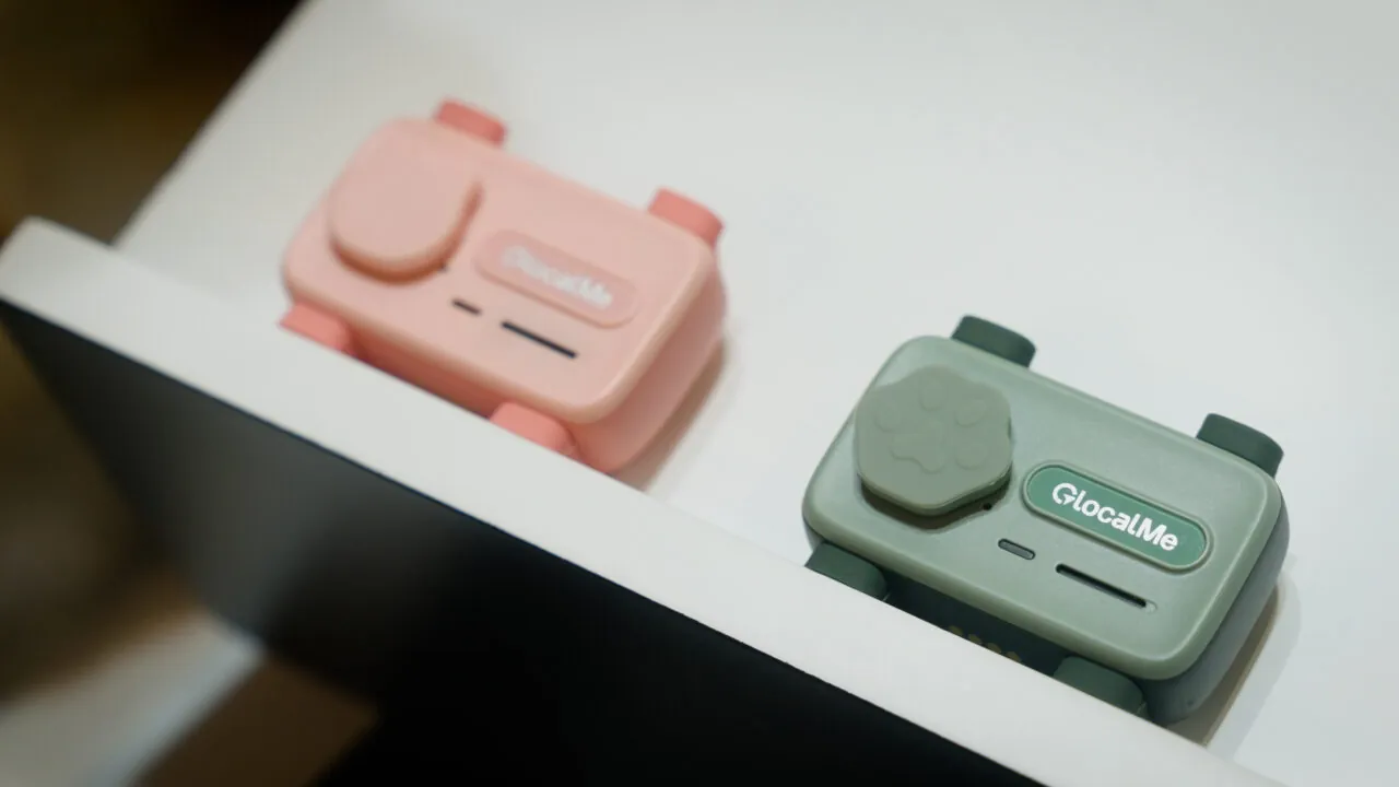 PetPhone配備了雲端SIM卡，能防水防塵。