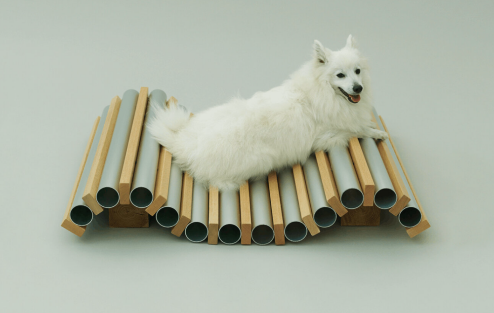 內藤廣（Hiroshi Naito）在金屬狀管材間嵌入木片