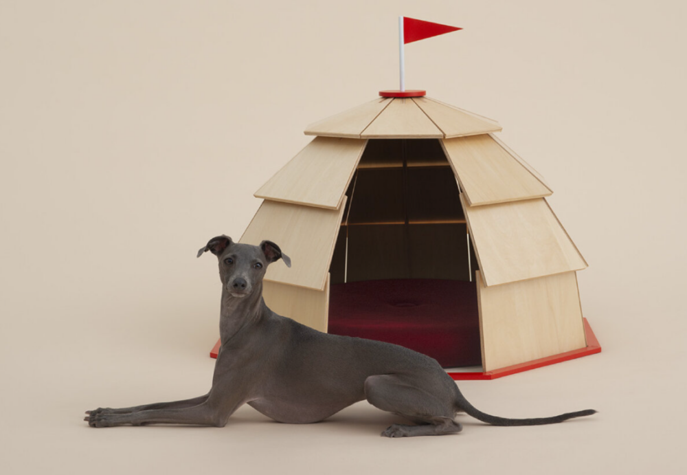 Giulio Iacchetti 設計的狗屋以蒙古包（Yurt）為靈感，融合傳統結構與溫暖的手工質感。