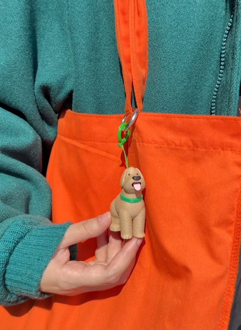 把夏天裡狗狗最可愛的吐舌動作變成一個小吊飾～