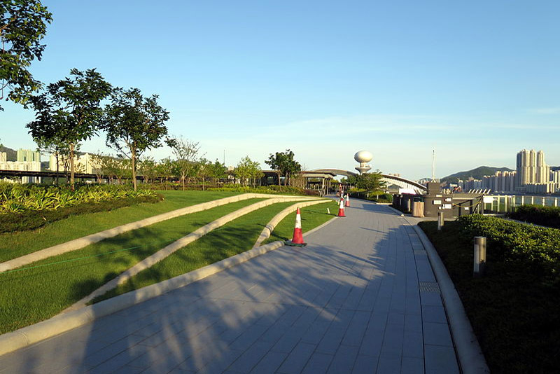 擁有逾萬呎草坪與海景長廊，適合狗狗奔跑之餘，還可欣賞鯉魚門與維港景色。