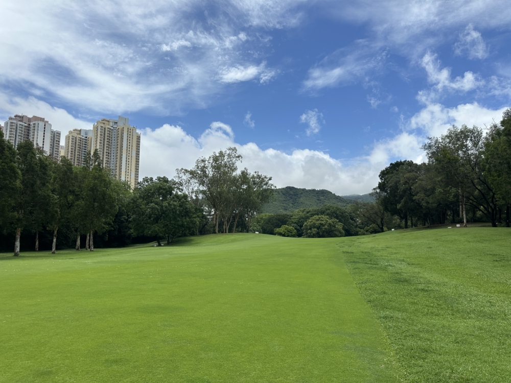 前身為高球場，空間寬敞綠意濃厚，適合郊遊式放狗。