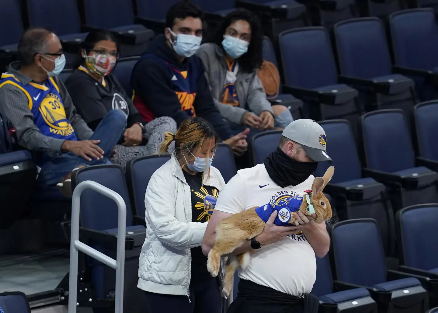 當時年僅四個月的Alex首次出現在巨人隊的比賽中，並成為歷史上第一隻造訪甲骨文球場的兔子。