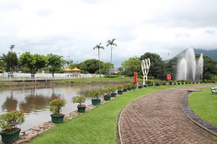 彭福公園是新界著名狗公園，位於沙田馬場內部，佔地廣闊。