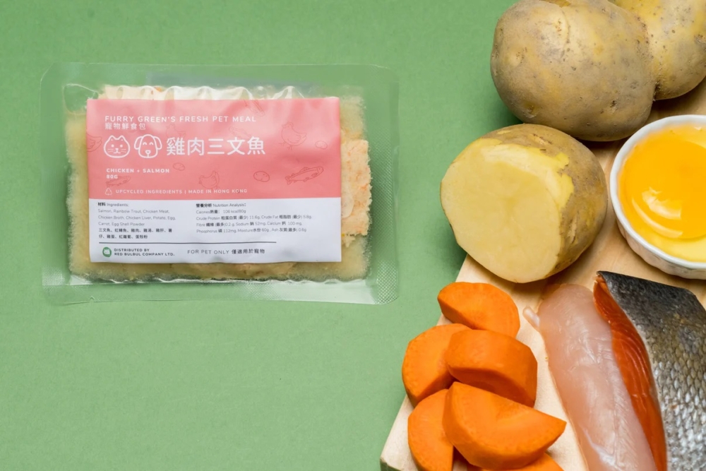 Furry Green 貓咪鮮食以美味的三文魚和雞肉為主，並搭配雞肝、薯仔等營養食材，再佐以香濃雞湯，為貓咪提供均衡營養。