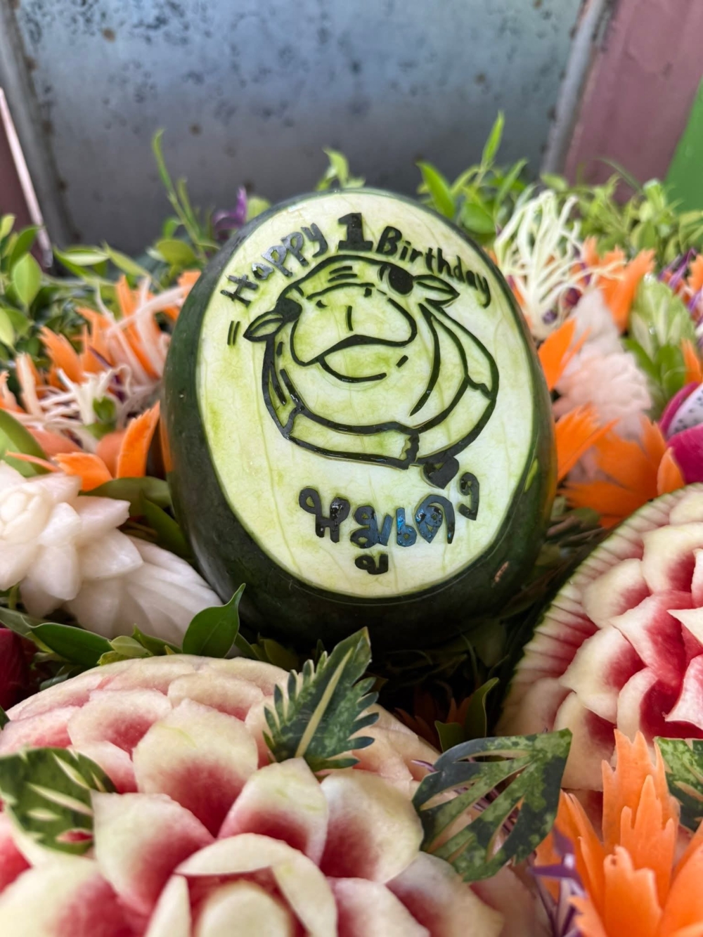  派對的重頭戲之一，當然是超浮誇的「蔬果蛋糕」登場！