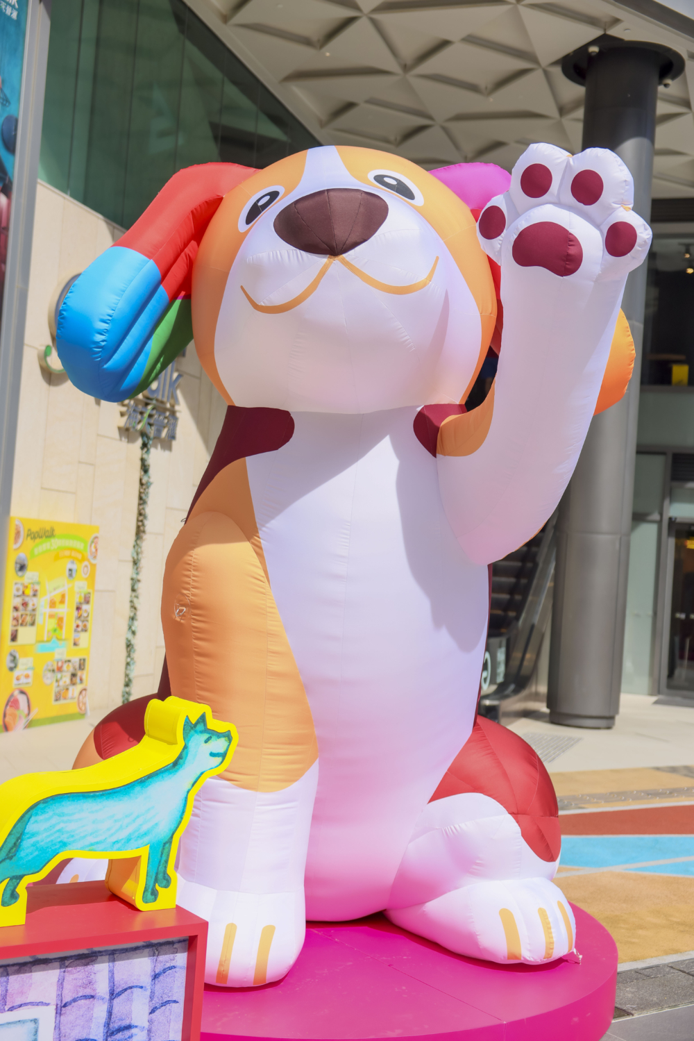 位於PopWalk的戶外彩虹跑道上