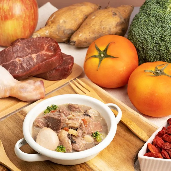 為毛孩打造的90%鮮肉主食餐包，搭配四色蔬果與健康機能配方，符合國際AAFCO/NRC營養標準。