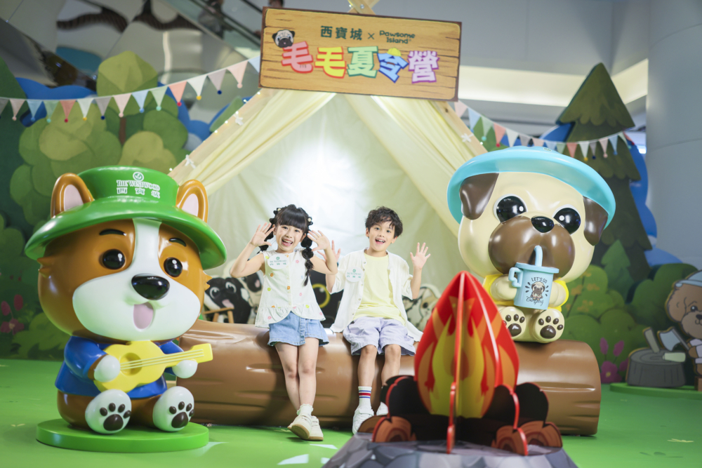 西寶城中庭,周遭一片翠綠森林,令人心曠神怡。哥基 Bean抱著結他,為營火會做配樂;八哥Mike一邊悠閑地享受着大自然。