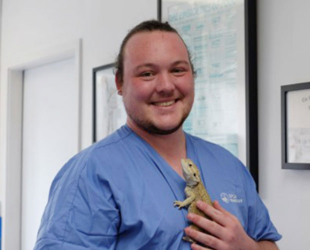 獸醫 Dr. Barnaby Howarth 主理，提供基礎體格檢查與健康諮詢。