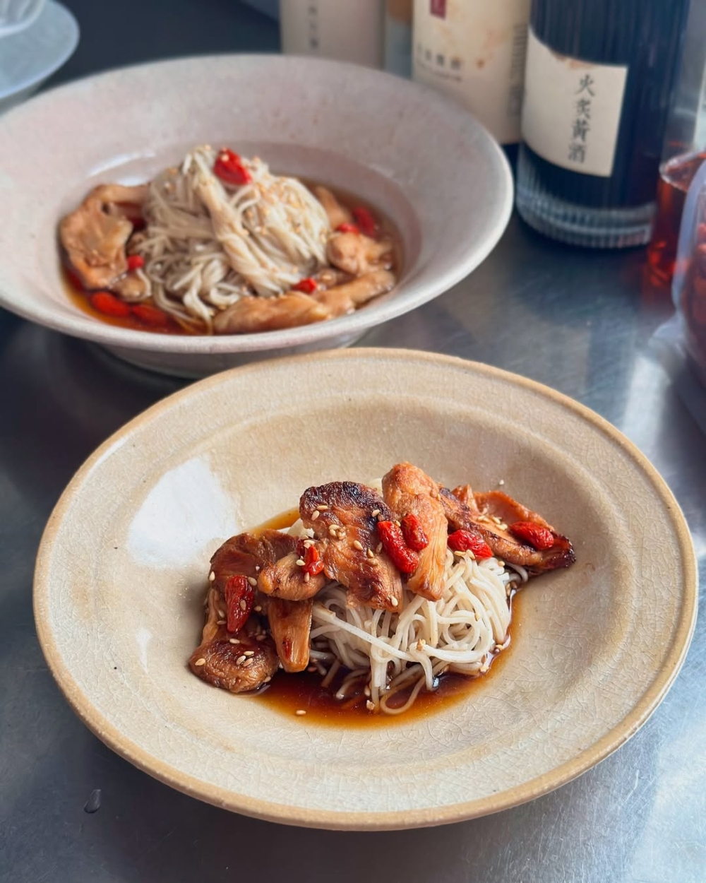 寵物友善區設有半戶外座位，讓飼主能與毛孩安心共享用餐時光。 