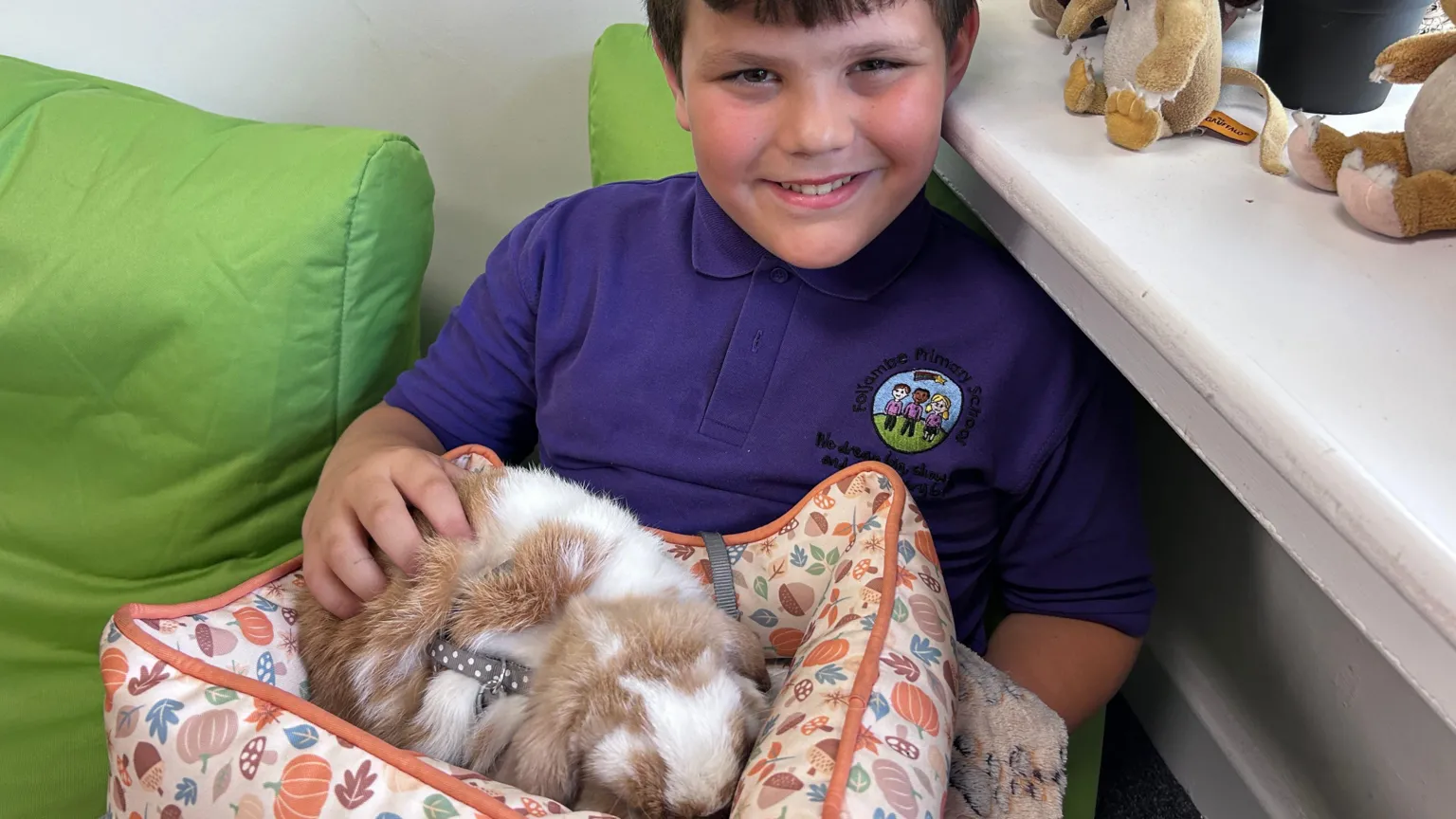 在每堂閱讀時間中，學生可選擇一本喜歡的書，坐在特設的安靜角落中，將內容大聲讀給安坐在膝上的兔子聽。