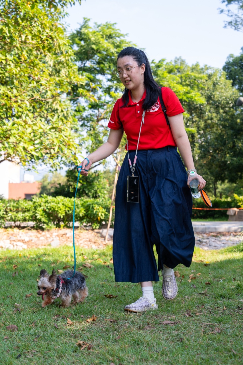 九巴之友義工Cynthia負責照顧年屆14歲、相等於人類逾70歲的叮噹。她認為是次活動能讓未曾照顧動物的她一嘗當「鏟屎官」，體驗照顧動物的責任