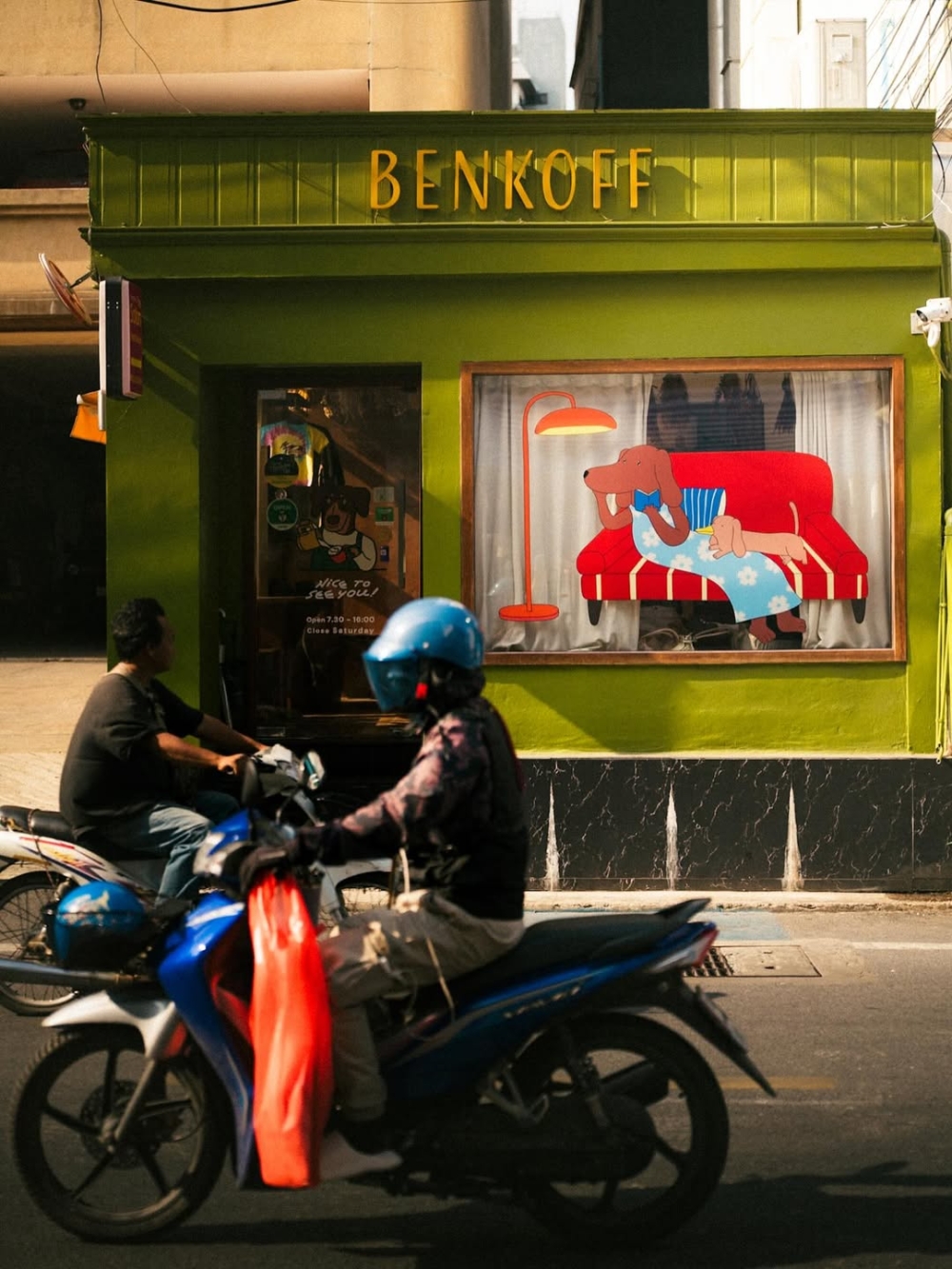 躲在街頭裡的cafe。