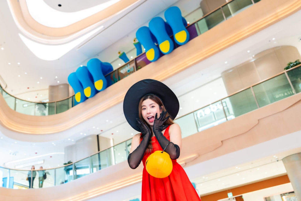 害羞鬼Kevin首次到訪THE SOUTHSIDE，靜靜地伏臥在商場一角，瞪大那雙圓滾滾的大眼睛、伸出長長的雙手