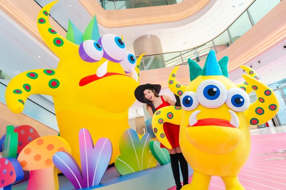 商場特別邀請來自英國、由著名充氣雕塑藝術家Filthy Luker及 Pedro Estrellas組成的團隊Designs in Air，將色彩班斕、造型趣怪的作品帶到香港，為商場注入濃厚節日氣氛