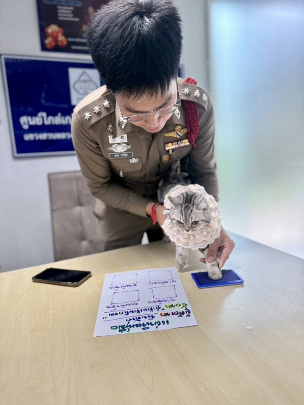 替牠拍下「犯人照」、採集四隻爪印當指模,甚至進行尿液測試以確認「是否吸貓草」。