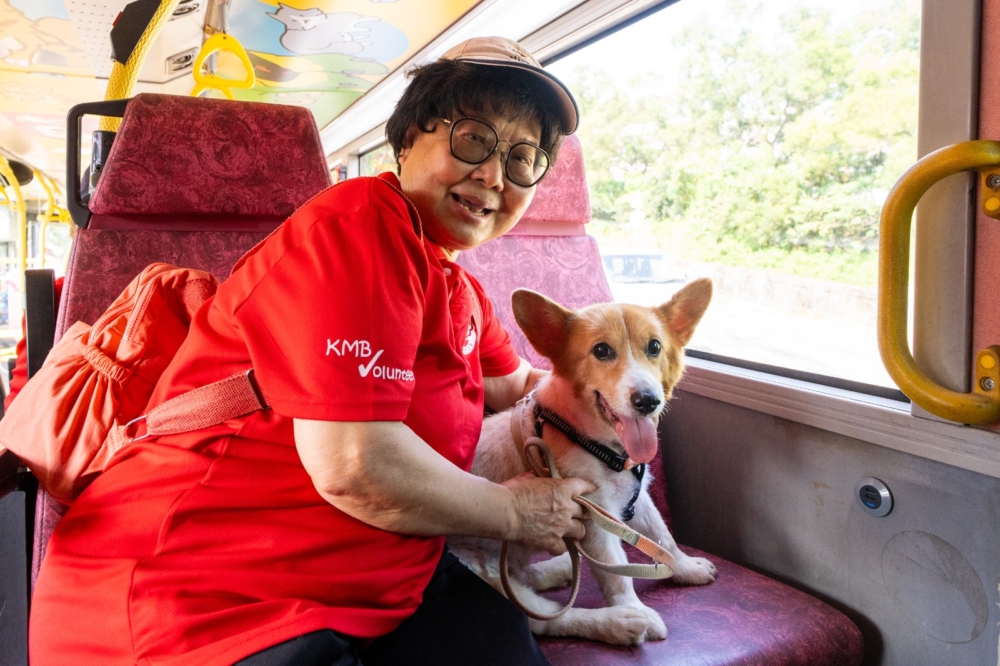 九巴之友義工先聆聽阿棍屋負責人Ivy（上圖右）講解注意事項，再從阿棍屋義工接過負責照顧的狗狗，然後便乘著「寵物巴士」，浩浩蕩蕩出發到西九文化區。狗狗們平常不太有機會外出，更遑論可以一嘗乘搭巴士出行，因此牠們對巴士上的所有設施都十分好奇，亦不時望向窗外的風景。