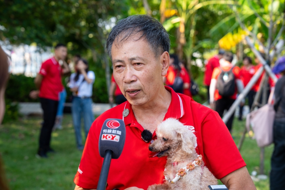 義工安哥則負責照顧已11.5歲、相等於人類逾60歲的小魔怪。安哥形容小魔怪十分親人，在巴士上全程坐在大腿，到西九文化區看見這麼多同伴朋友，應該很開心。