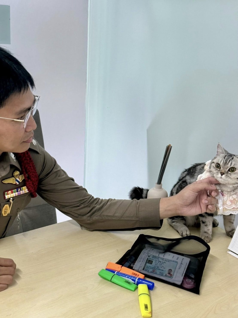 這隻毛茸茸的小罪犯被「控襲警」後,竟還被警察幫忙拍犯人照、建檔留記錄,畫面萌度爆表。