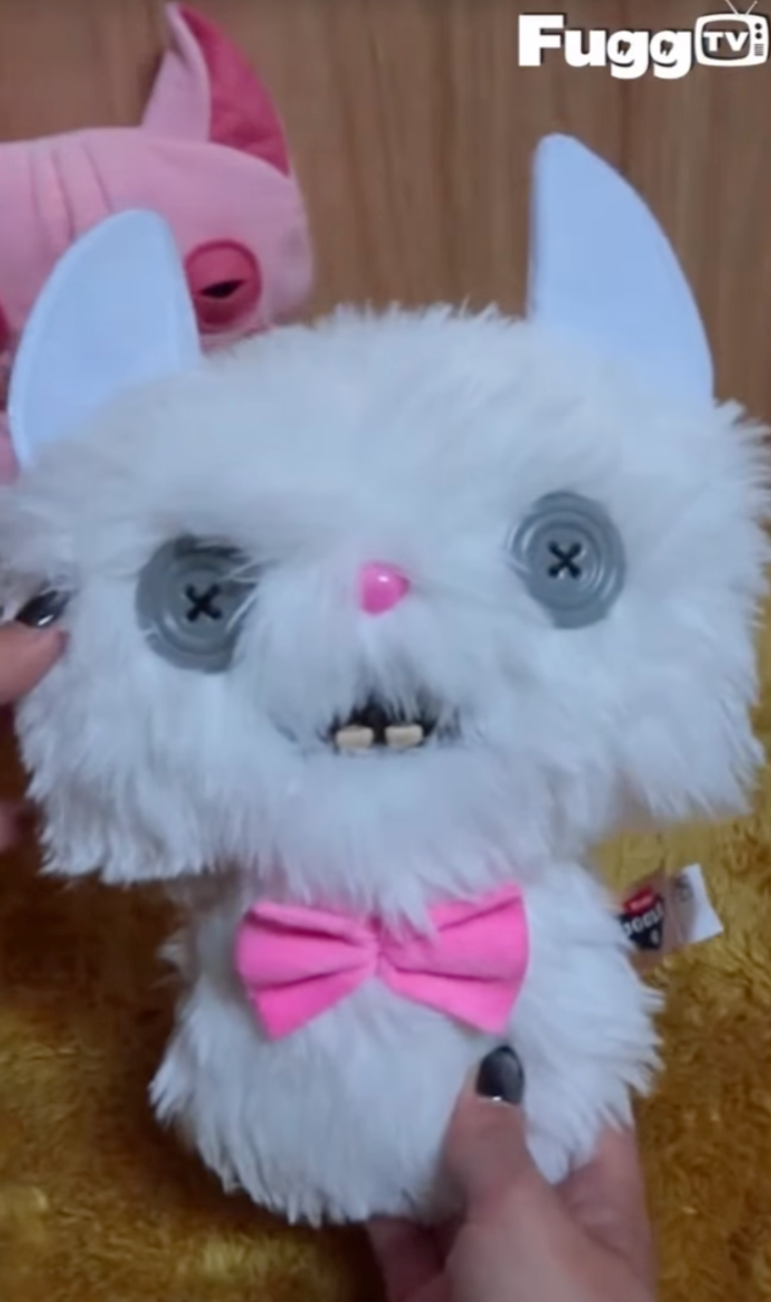 設計團隊保留了品牌標誌性的「假人牙」和「呆萌眼神」，卻融入了真實貓咪的特徵與毛質，讓整體看起來更像一隻被誇張化的貓咪玩偶。