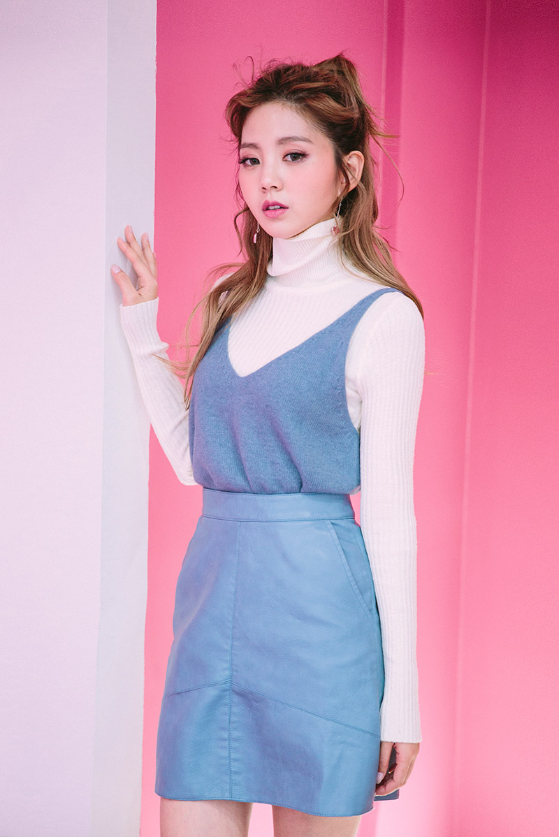 chuu http://en.chuu.co.kr/product/sleeveless-knit-over-top/17439/?cate_no=351&display_group=1#.WA8IKfl97IU