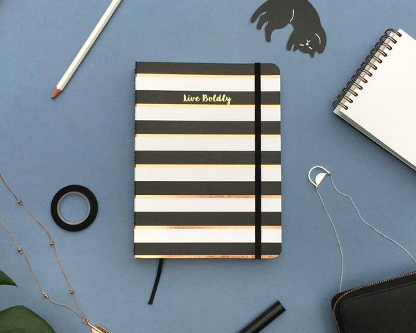 black-stripe-lifestyle-4-5_594d5cf7-c0ce-4533-8b76-8ddd97e86ff0_grande