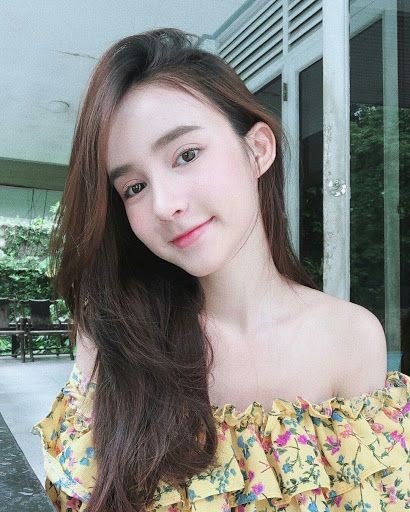 這位「泰版小Angelababy」與Angelababy外貌上不算相當神似,但是臉形及咀巴還真的有點相像,加上Angelababy本身是有著混血外貌,與泰版小Angelababy的混血樣看齊,便會給人有點相似的感覺!