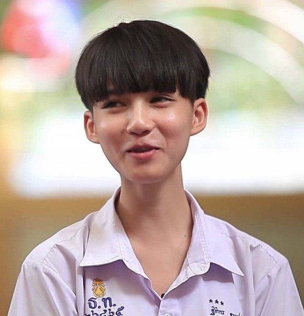 因為Yoshi Rinrada人氣爆紅,不少網民才網搜出多張他未變性時的樣子,其實樣子只是較年輕樣子的少男,與現在的輪廓分別不算很明顯