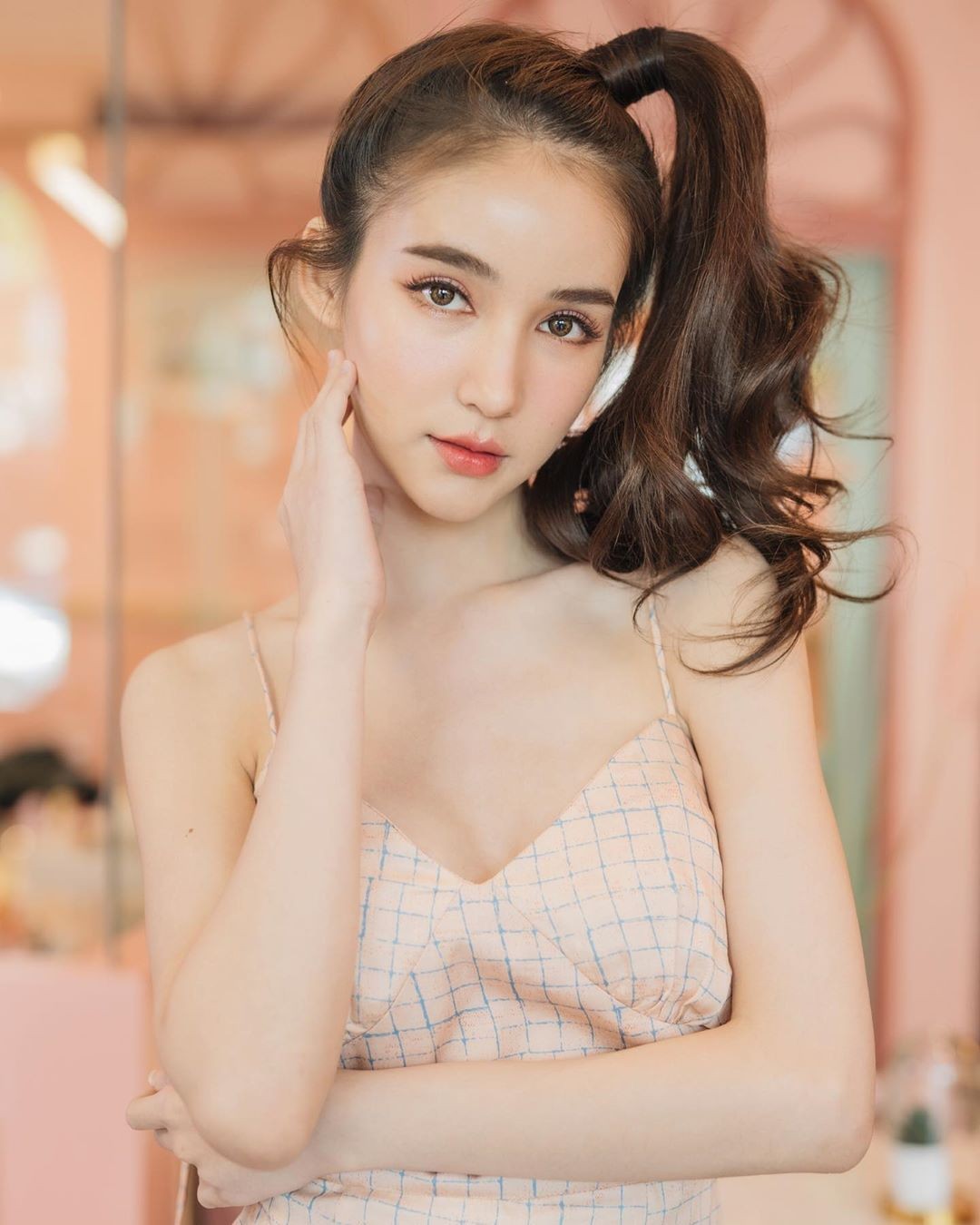 泰國變性人Yoshi Rinrada有著「最美新人男演員」稱號,亦因此受到更多人認識~現在的IG亦有超過148萬名粉絲追蹤,人氣絕對直迫Poyd!