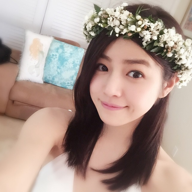 臉型較為圓潤的女生都會有種孩子氣的感覺,所以可以嘗試成熟的捲髮增添性感女人魅力!不想臉型太圓就不要留齊劉海,可以用側分來遮蓋圓臉!