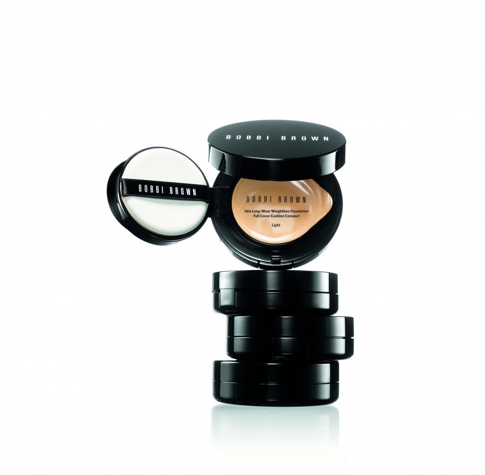 Bobbi Brown Skin Longwear Weightless Foundation Compact_mood shot